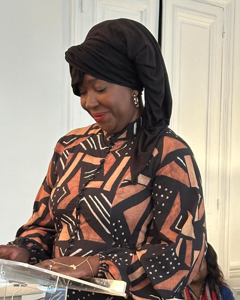 Oumou Diarisso au pupitre du Sommet de la Femme Multipotentielle Afro-Caribéenne